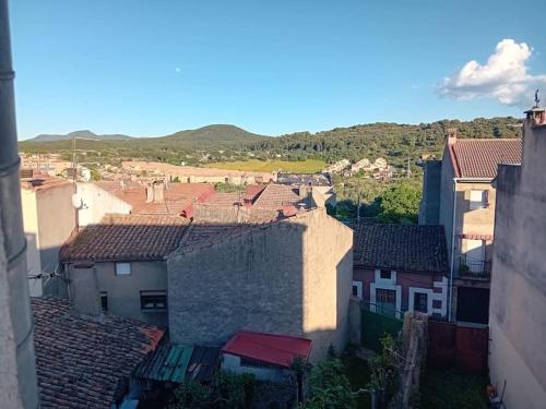 une vue aérienne sur une ville avec des toits dans l'établissement Calle Larga 43/2, à La Adrada