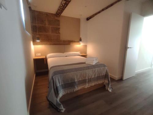 Giường trong phòng chung tại Lepanto3 - Apartamento amplio y luminoso para disfrutar de Ourense