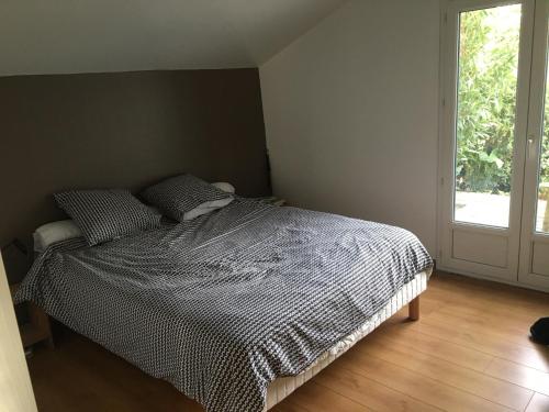 - une chambre avec un lit, une fenêtre et une porte dans l'établissement villa spacieuse avec piscine sur cote basque Anglet, à Anglet