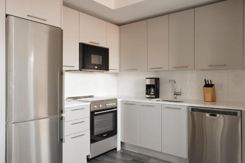 Кухня или мини-кухня в Reside Navy Yard, a Wyndham Residence
