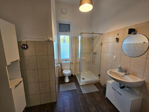 Koupelna v ubytování Evelyns Apartment, nahe der Therme und dem Zentrum, privat Parkplatz, Balkon, Highspeed-WLAN
