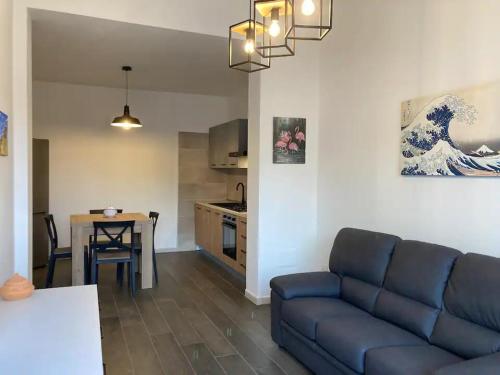 un soggiorno con un divano blu e una cucina di Wellhouse a SantʼAntìoco