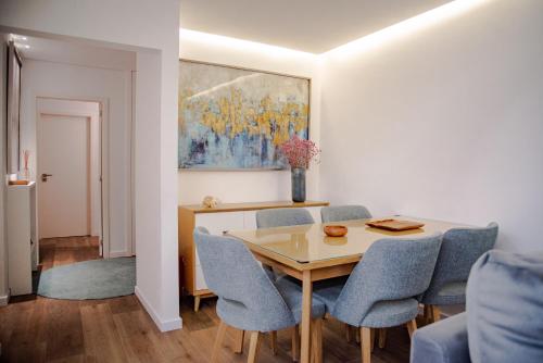 a dining room with a table and chairs at Apartamento Fragosa - Vieira's Mar in Póvoa de Varzim