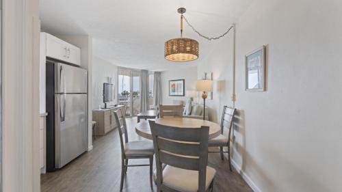 a kitchen and dining room with a table and chairs at Caloosa Cove Resort - With Full Kitchens in Islamorada