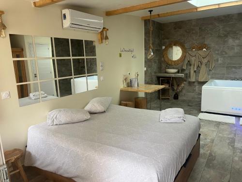 um quarto com uma cama, uma banheira e um lavatório em La Dream Night em Pontault-Combault