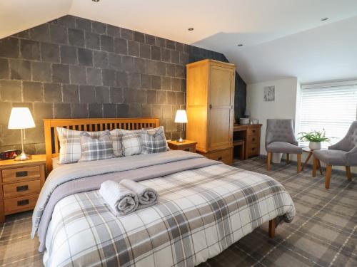 - une chambre avec un lit et 2 serviettes dans l'établissement Arthurs Cottage, à Tywyn