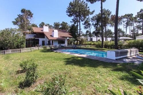 a house with a swimming pool in a yard at Casa do Ourives in Charneca