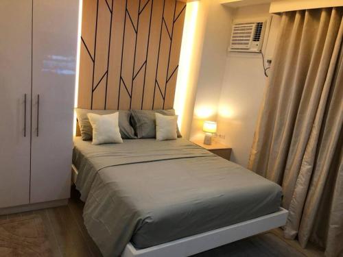 Cama ou camas em um quarto em Executive Traveller