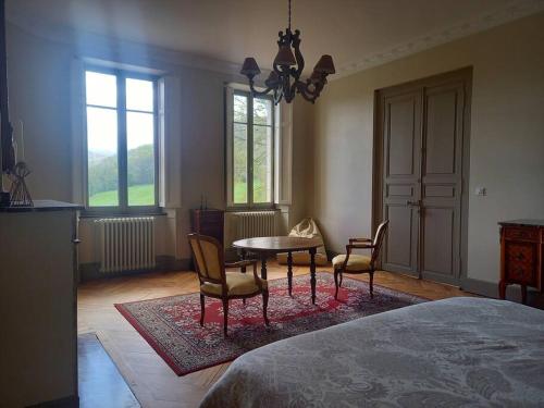 a room with a table and two chairs and a table at Château au calme, pleine nature 