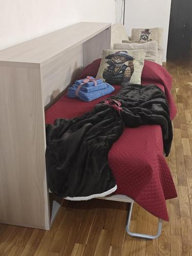un letto con un mucchio di coperte sopra di CASA MIKY a Palermo