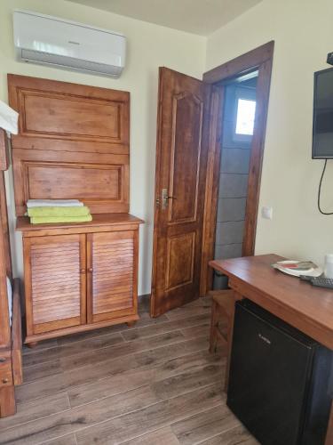 a room with a wooden cabinet and a door at Cabanute Maya Transalpina in Săsciori