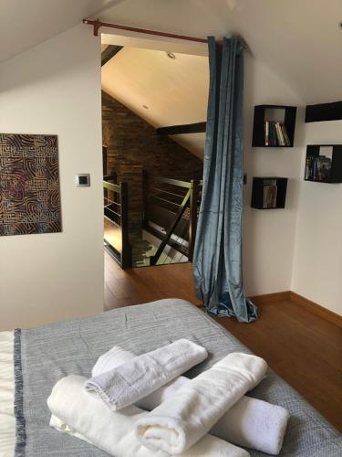 une chambre avec un lit avec deux serviettes dessus dans l'établissement Bienvenu chez Nathalie, à Châtillon