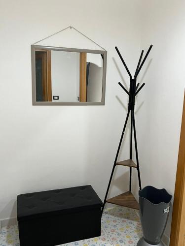 uno specchio e un pouf nero in una stanza di VERA'S HOUSE a Napoli