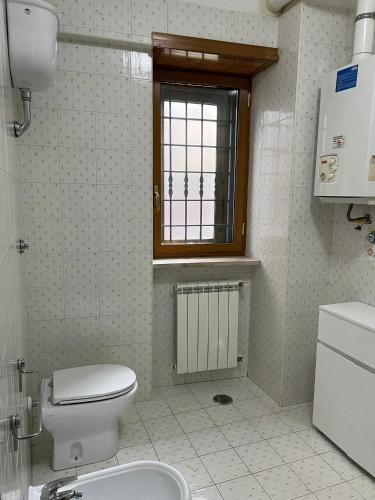 bagno con servizi igienici e finestra. di VERA'S HOUSE a Napoli