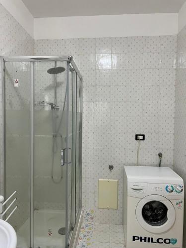 bagno con doccia e lavatrice. di VERA'S HOUSE a Napoli