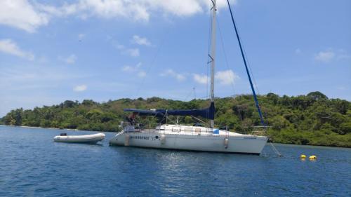 um veleiro branco está ancorado na água em Experiencia marina en Puerto Lindo em Puerto Lindo