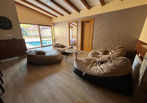 ein Wohnzimmer mit 2 Sitzsäcken und einem Tisch in der Unterkunft Villa Relax Tuzla in Tuzla
