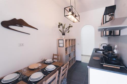 d'une cuisine avec une table et des plaques de cuisson. dans l'établissement La casa tra i monumenti, à Naples