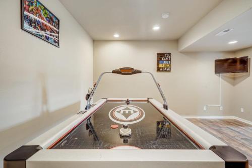 Gambar di galeri bagi Mountain Breeze Villa w Mountain Views and Air Hockey di Monument
