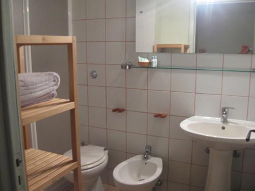 a bathroom with a toilet and a sink at Locanda nel Cassero in Civitella Marittima