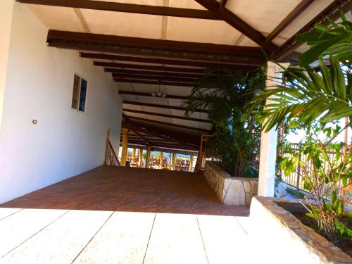 eine Veranda eines Hauses mit einer Holzterrasse in der Unterkunft Hotel y Restaurante La Perla, Cacaopera, Morazan, El Salvador in Cacaopera