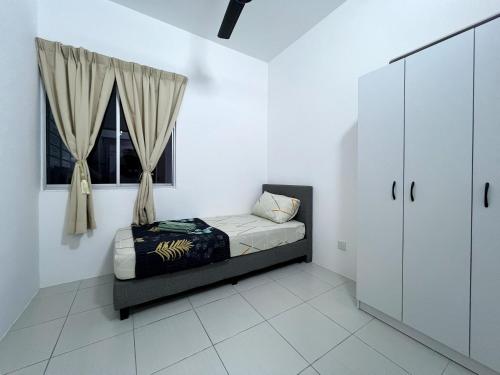 Postel nebo postele na pokoji v ubytování Cozy 3 Rooms , KLCC view , 100 mbps WIFI , Netflix by Noon's Homestay