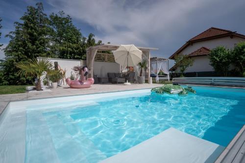 a swimming pool in a backyard with a house at Villa mit Pool und Garten in Thalheim bei Wels