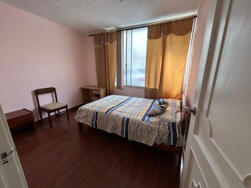 Ένα ή περισσότερα κρεβάτια σε δωμάτιο στο Departamento en Quito zona céntrica y turistica