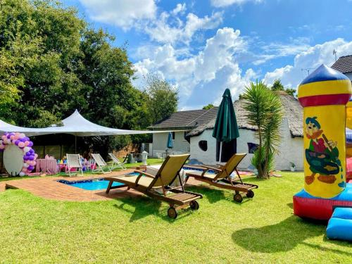 basen z 2 krzesłami ogrodowymi i hydrantem kominkowym w obiekcie Horizon Garden Party & Events Venue w mieście Randfontein