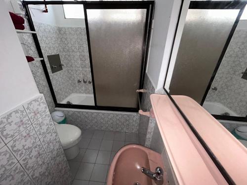 Ένα μπάνιο στο Departamento en Quito zona céntrica y turistica