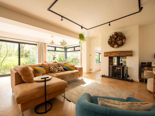 Posezení v ubytování Pass the Keys Acorn Lodge · Luxury Retreat In a Stunning Oasis With Hot Tub