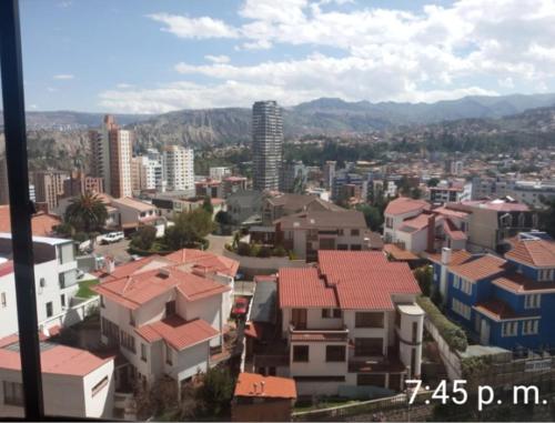 uma vista para uma cidade com casas e edifícios em Aidee em La Paz