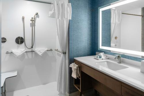 ein Bad mit einer Dusche und einem Waschbecken in der Unterkunft Home2 Suites By Hilton Northville Detroit in Northville