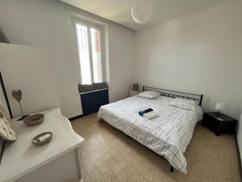 une chambre blanche avec un lit et une fenêtre dans l'établissement Villa Augustine Marseille Bonneveine 8éme, à Marseille