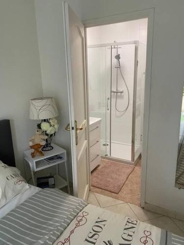 - une chambre blanche avec une douche et un lit dans l'établissement chambre avec entrée indépendante situation idéale, à Serris