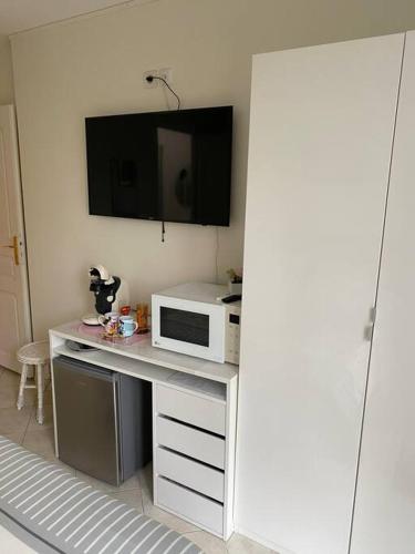 Il comprend une cuisine avec un bureau, un four micro-ondes et une télévision. dans l'établissement chambre avec entrée indépendante situation idéale, à Serris