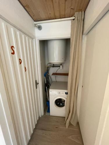 - une petite buanderie avec un lave-linge et un sèche-linge dans l'établissement Appartement T2 proche mer, à La Pironnière