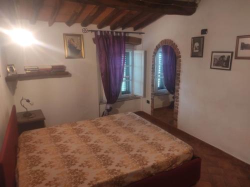Ένα ή περισσότερα κρεβάτια σε δωμάτιο στο Casa dei nonni 57021