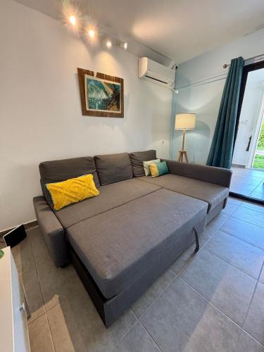 a large couch in a living room with at Appartement en rez-de-jardin in Baie Nettle