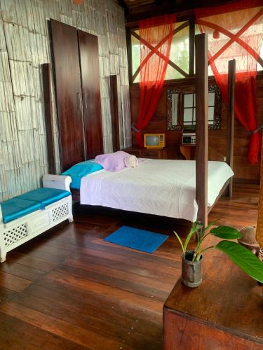 1 dormitorio con 2 camas y una maceta en Casa heysol en Bahía de Caráquez