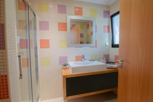 W łazience znajduje się umywalka i prysznic. w obiekcie Seacoast Retreat, Beach Apartment by Drago Rentals w Albufeirze