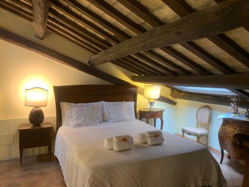 - une chambre avec un lit et 2 serviettes dans l'établissement Appartamento nel centro storico., à Rome