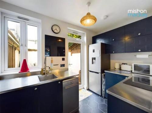 Η κουζίνα ή μικρή κουζίνα στο Whole House with a private garden and terrace, central Brighton