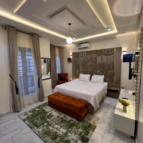 um quarto com uma cama grande e um sofá em 3Bedroom Serviced Apartment Shortlet, Lekki- Lagos em Lekki