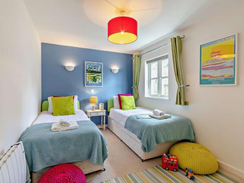um quarto com 2 camas e uma luz vermelha em 2 Bed in Bamburgh 90061 em Chatton
