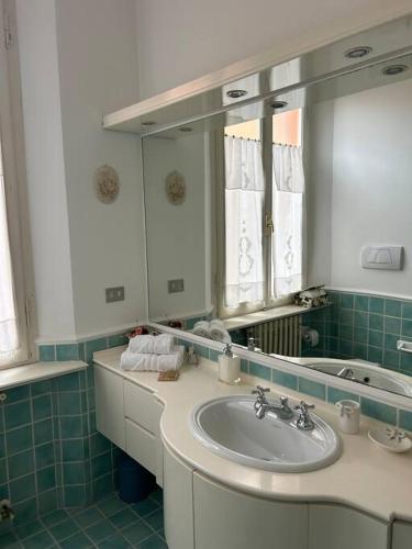 La salle de bains est pourvue d'un lavabo et d'un miroir. dans l'établissement Centro storico Residenza di charme, à Rimini