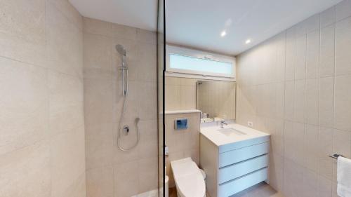 ein Bad mit einer Dusche, einem WC und einem Waschbecken in der Unterkunft Masdevallia by Oliva Nova in Oliva