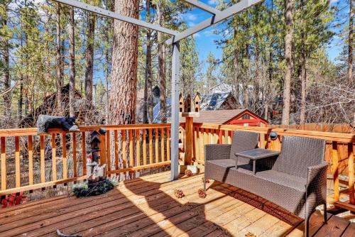 una terraza con 2 sillas y una mesa en 2465-Cozy Bear Pines cabin, en Big Bear City