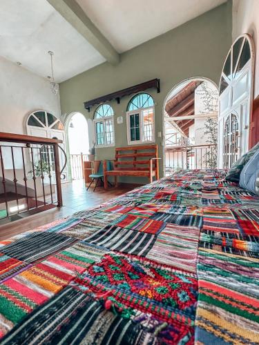een groot tapijt op een bed in een kamer bij Casa Sunset in Flores