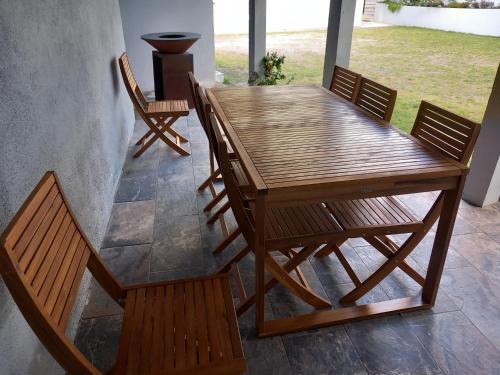 uma mesa de madeira e cadeiras num quarto em Villa in Sintra - Casa da Penha Ferrim em Sintra